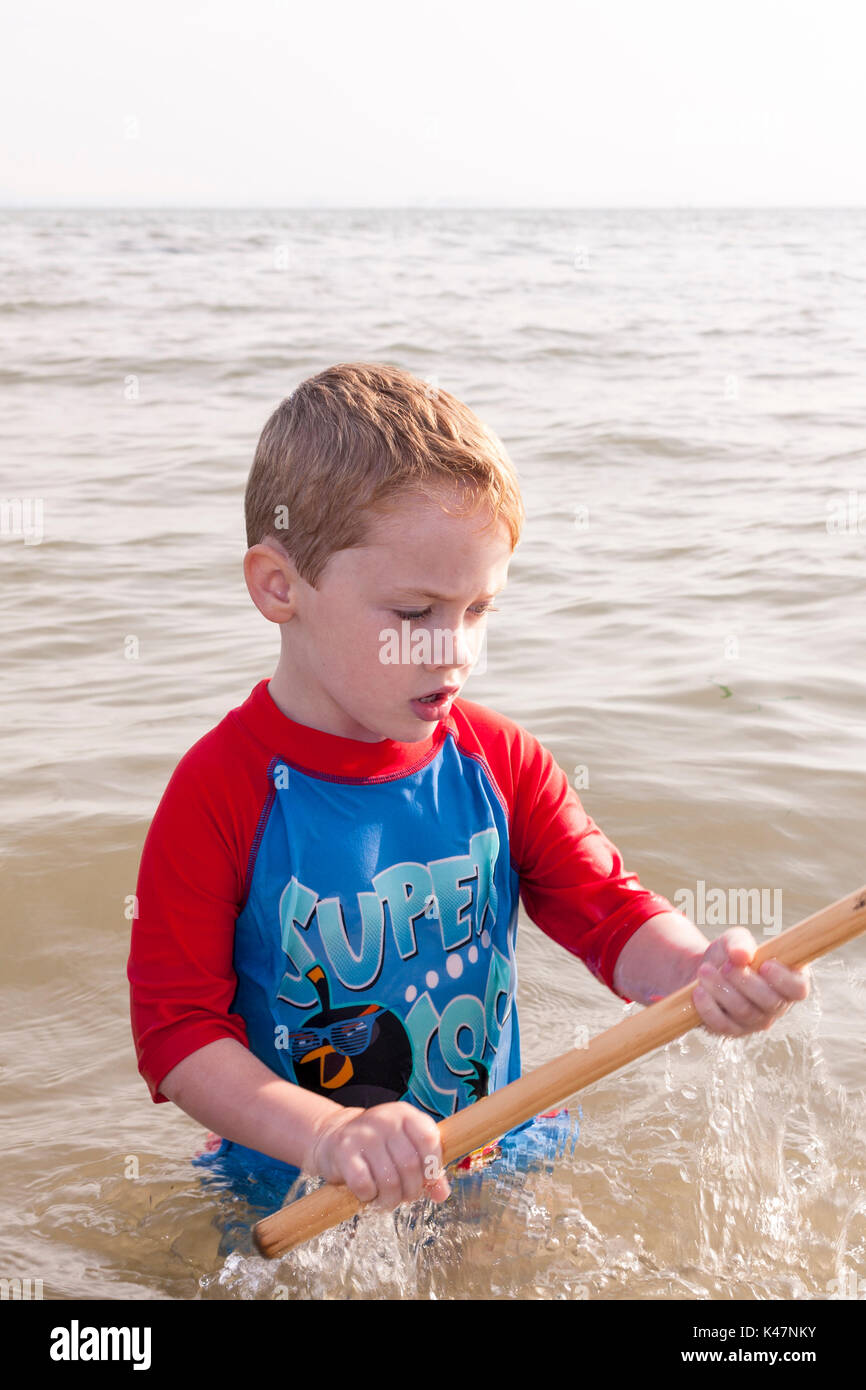 Ein vier Jahre alter Junge, der im Meer in Southend-on-Sea, Essex, Großbritannien Stockfoto