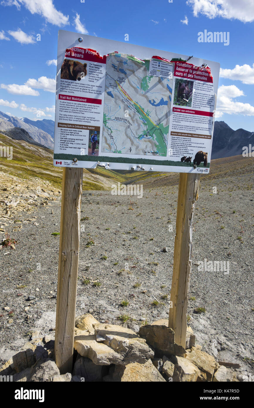Verwitterte Parks Kanada Informationstafel auf dem Pipestone Pass Wanderweg. Siffleur Wilderness, entlegene östliche Banff National Park Canadian Rockies Stockfoto