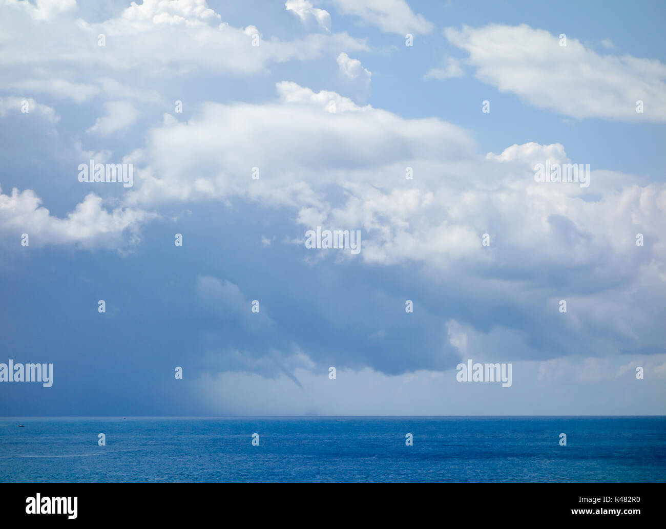 Das schöne Meer und blauer regnerischen Himmel Stockfoto
