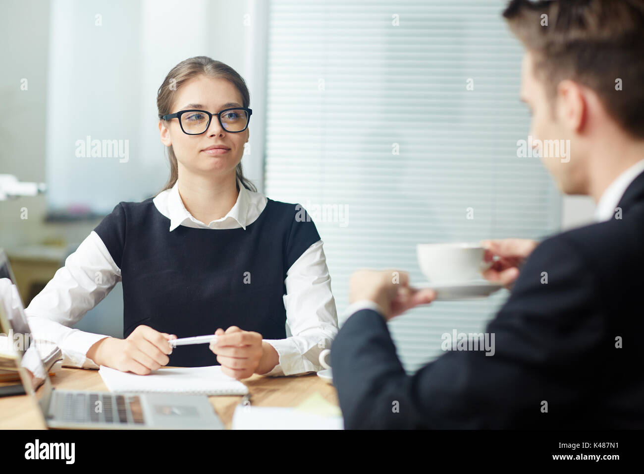 Gespräch der Mitarbeiter Stockfoto