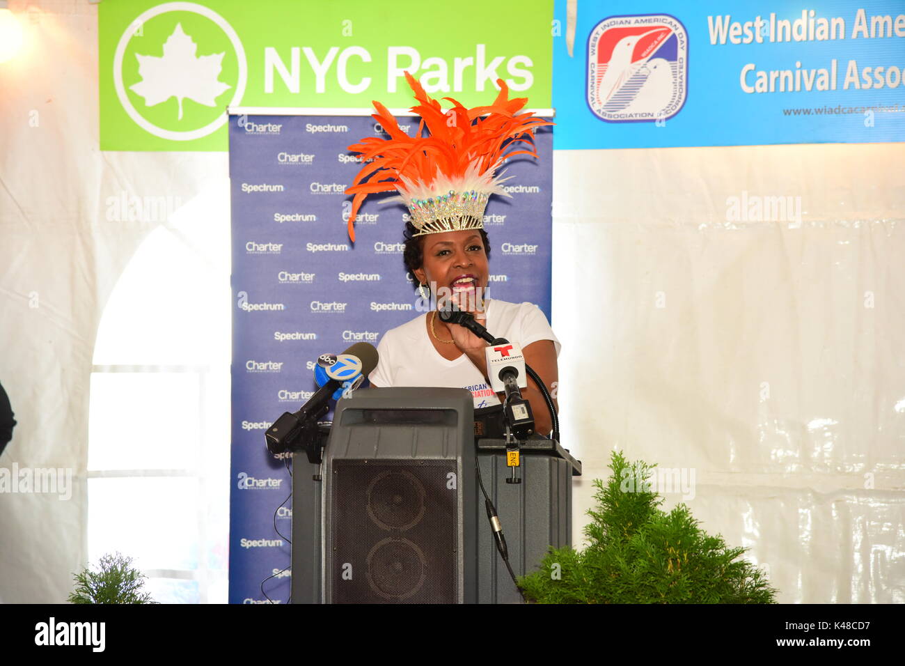 Brooklyn, Vereinigte Staaten. 04 Sep, 2017. New York State Assembly Mitglied Diana Richardson spricht. Brooklyn feierten Tag der Arbeit 2017 durch die Inszenierung seiner jährlichen West Indian Tag Frühstück in Lincoln Terrasse Park, wo viele der NYC politischen & Gemeindeleiter vor marschieren entlang Eastern Parkway in Brooklyn 50. jährliche West Indian Day Parade sammeln, dann das größte Fest der karibischen Kultur & Geschichte. Credit: Andy Katz/Pacific Press/Alamy leben Nachrichten Stockfoto