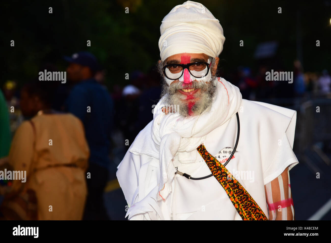 Brooklyn, Vereinigte Staaten. 04 Sep, 2017. J'Ouvert 2017, Brooklyn classic Karneval vor der Dämmerung Feier, erhielt einen Teekocher aus dem Rathaus nach mehreren aufeinander folgenden Veranstaltungen, die von Gewalt und Verkehrstoten getrübt wurden. Zum ersten Mal überhaupt, J'Overt wurde eingestellt, um 6:00 Uhr anstatt 4:00, und die Teilnehmer wurden durch die Sicherheitskontrolle vor Betreten der Abgesperrt Zone zu übergeben. Kein Alkohol, Drogen oder Waffen waren zulässig. Eine größere Anzahl von Polizisten waren an Hand, sowohl in der Paradestrecke und in den angrenzenden Stadtteilen. Credit: Andy Katz/Pacific Press/Alamy leben Nachrichten Stockfoto