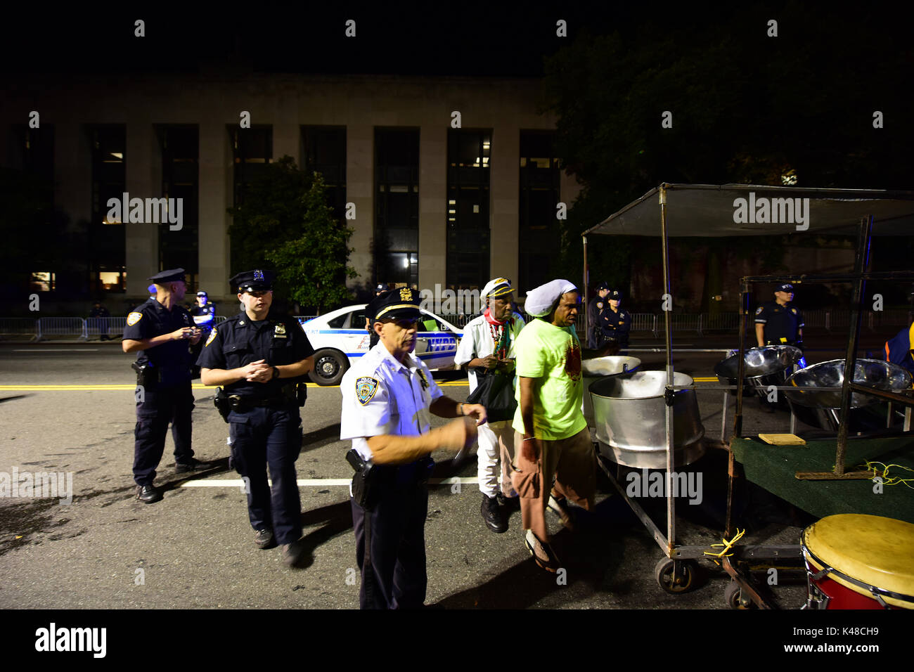 Brooklyn, Vereinigte Staaten. 04 Sep, 2017. J'Ouvert 2017, Brooklyn classic Karneval vor der Dämmerung Feier, erhielt einen Teekocher aus dem Rathaus nach mehreren aufeinander folgenden Veranstaltungen, die von Gewalt und Verkehrstoten getrübt wurden. Zum ersten Mal überhaupt, J'Overt wurde eingestellt, um 6:00 Uhr anstatt 4:00, und die Teilnehmer wurden durch die Sicherheitskontrolle vor Betreten der Abgesperrt Zone zu übergeben. Kein Alkohol, Drogen oder Waffen waren zulässig. Eine größere Anzahl von Polizisten waren an Hand, sowohl in der Paradestrecke und in den angrenzenden Stadtteilen. Credit: Andy Katz/Pacific Press/Alamy leben Nachrichten Stockfoto