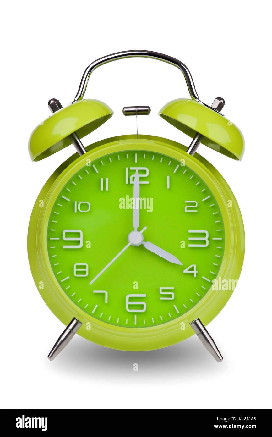 Grüne Wecker mit den Händen um 4 Uhr morgens oder nachmittags auf einem  weißen Hintergrund. Eines der 12 Bilder zeigen die Top der Stunde,  beginnend mit 1. Ein Stockfotografie - Alamy