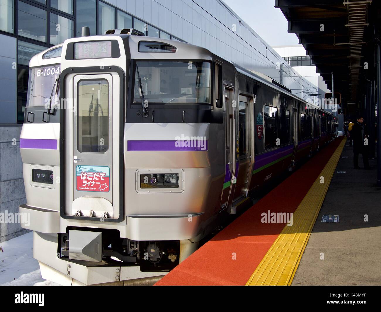 Hakodate Liner B-1004 Rapid Express Zug anhalten an Hakodate Station Stockfoto