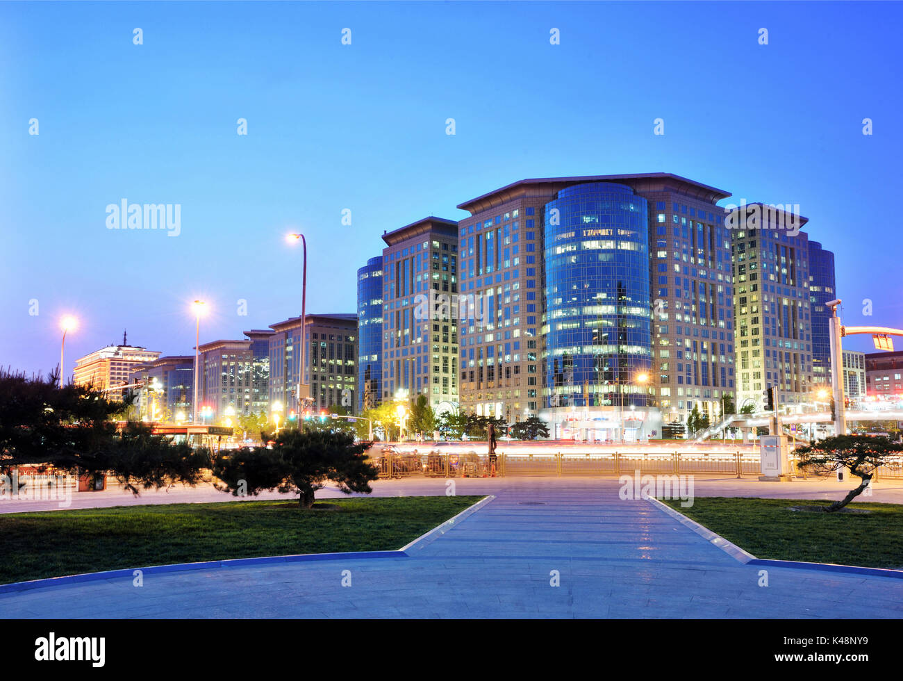 Beijing Oriental Plaza Gebäude bei Nacht-, Transport- und normalen städtischen Lebens der Stadt. Stockfoto