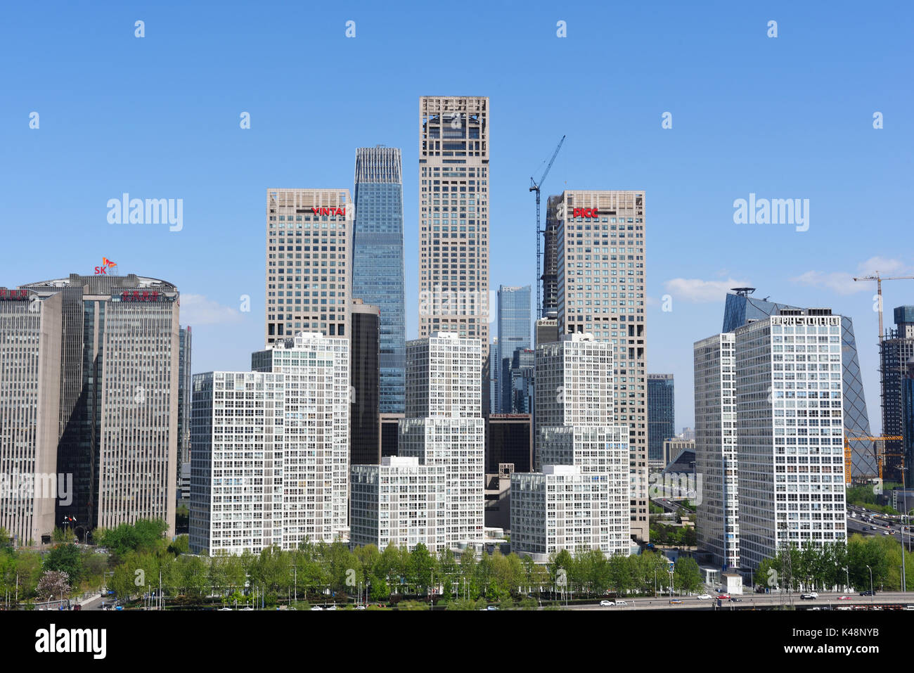 Peking, China - Apr 17,2016: Beijing CBD Gebäude Landschaft bei Jianwai SOHO, in Chaoyang Bezirk, direkt gegenüber vom World Trade Centre, dem gesamten Konstr Stockfoto