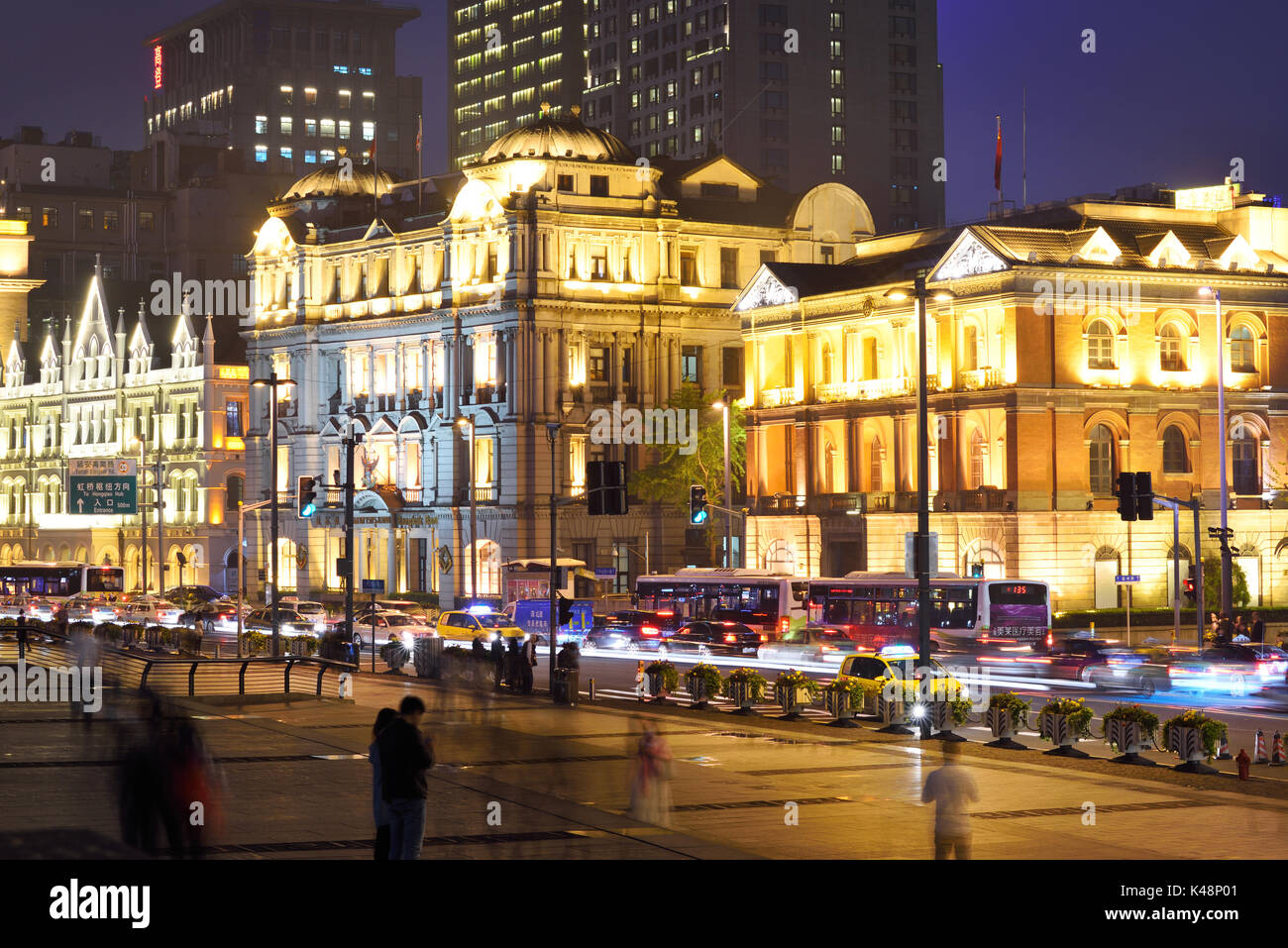 Shanghai, China - Apr 22,2016: Die Shanghai Pudong bei Nacht. Die Gebäude auf dem Bund waren hauptsächlich um die Jahrhundertwende erbaut und beherbergte Banken, incl. Stockfoto Shanghai, China - Apr 22,2016: Die Shanghai Pudong bei Nacht. Die Gebäude auf dem Bund waren hauptsächlich um die Jahrhundertwende erbaut und beherbergte Banken, incl. Stockfoto