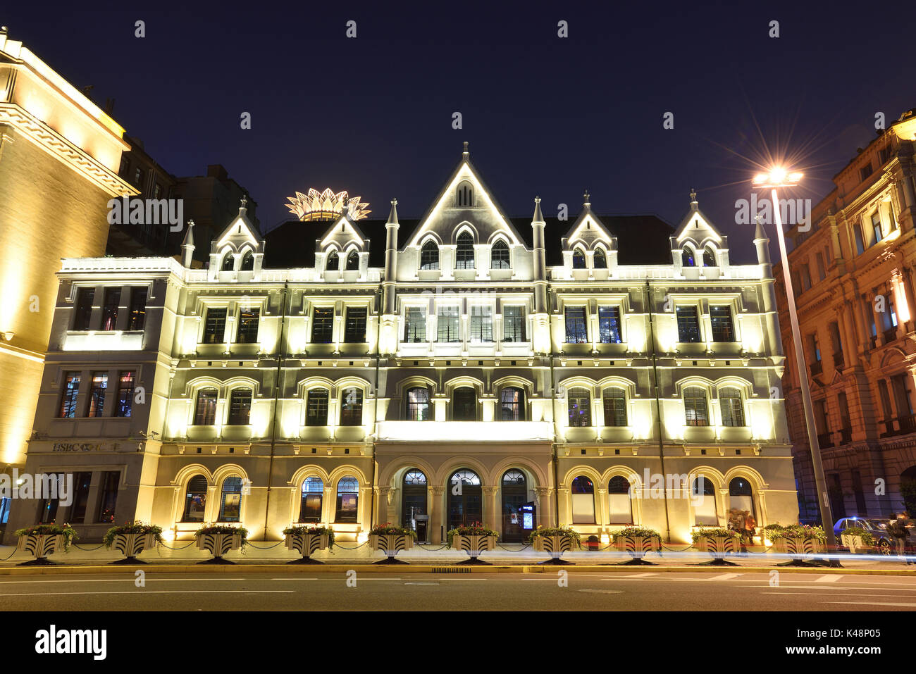 Shanghai, China - Apr 22,2016: Die Shanghai Pudong bei Nacht. Die Gebäude auf dem Bund waren hauptsächlich um die Jahrhundertwende erbaut und beherbergte Banken, incl. Stockfoto Shanghai, China - Apr 22,2016: Die Shanghai Pudong bei Nacht. Die Gebäude auf dem Bund waren hauptsächlich um die Jahrhundertwende erbaut und beherbergte Banken, incl. Stockfoto