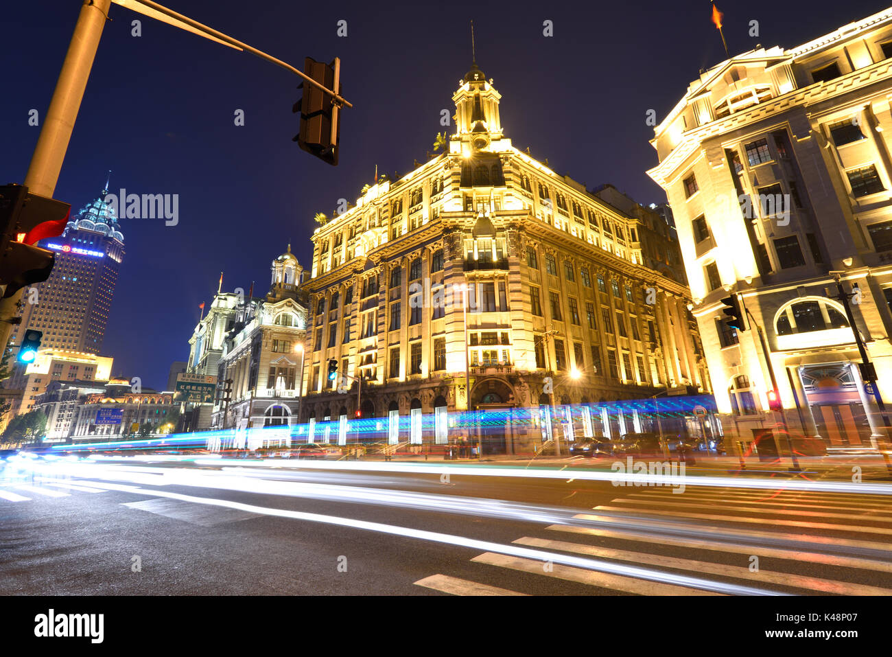 Shanghai, China - Apr 22,2016: Die Shanghai Pudong bei Nacht. Die Gebäude auf dem Bund waren hauptsächlich um die Jahrhundertwende erbaut und beherbergte Banken, incl. Stockfoto Shanghai, China - Apr 22,2016: Die Shanghai Pudong bei Nacht. Die Gebäude auf dem Bund waren hauptsächlich um die Jahrhundertwende erbaut und beherbergte Banken, incl. Stockfoto