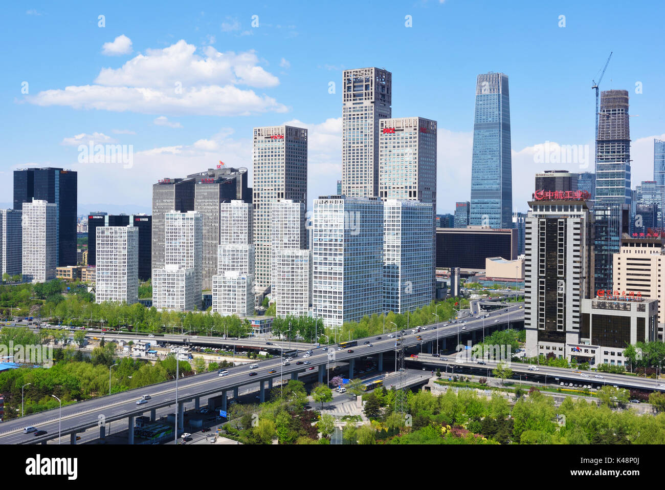Peking, China - Apr 17,2016: Beijing CBD Gebäude Landschaft bei Jianwai SOHO, in Chaoyang Bezirk, direkt gegenüber vom World Trade Centre, dem gesamten Konstr Stockfoto