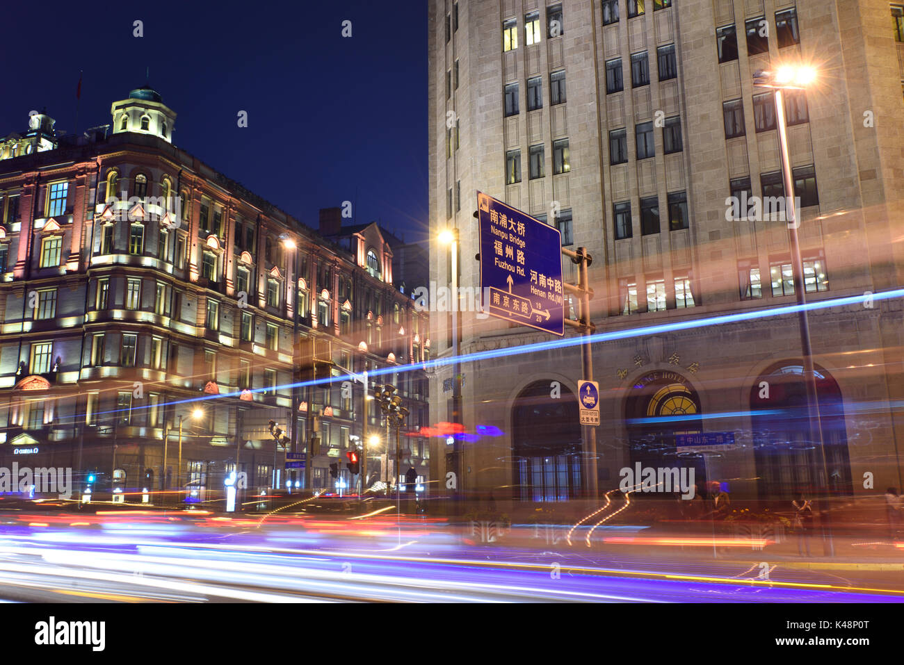 Shanghai, China - Apr 22,2016: Die Shanghai Pudong bei Nacht. Die Gebäude auf dem Bund waren hauptsächlich um die Jahrhundertwende erbaut und beherbergte Banken, incl. Stockfoto Shanghai, China - Apr 22,2016: Die Shanghai Pudong bei Nacht. Die Gebäude auf dem Bund waren hauptsächlich um die Jahrhundertwende erbaut und beherbergte Banken, incl. Stockfoto