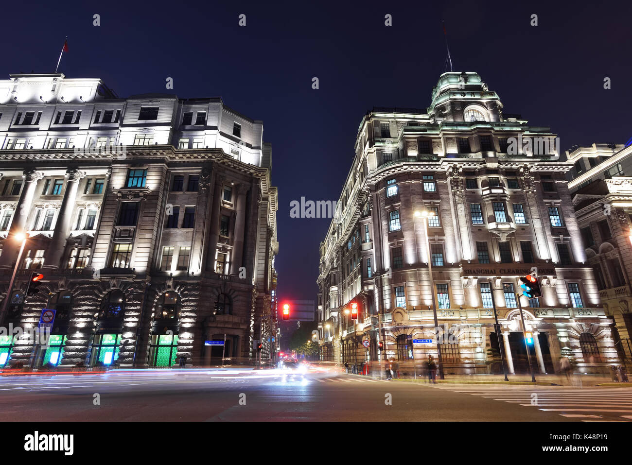 Shanghai, China - Apr 22,2016: Die Shanghai Pudong bei Nacht. Die Gebäude auf dem Bund waren hauptsächlich um die Jahrhundertwende erbaut und beherbergte Banken, incl. Stockfoto Shanghai, China - Apr 22,2016: Die Shanghai Pudong bei Nacht. Die Gebäude auf dem Bund waren hauptsächlich um die Jahrhundertwende erbaut und beherbergte Banken, incl. Stockfoto