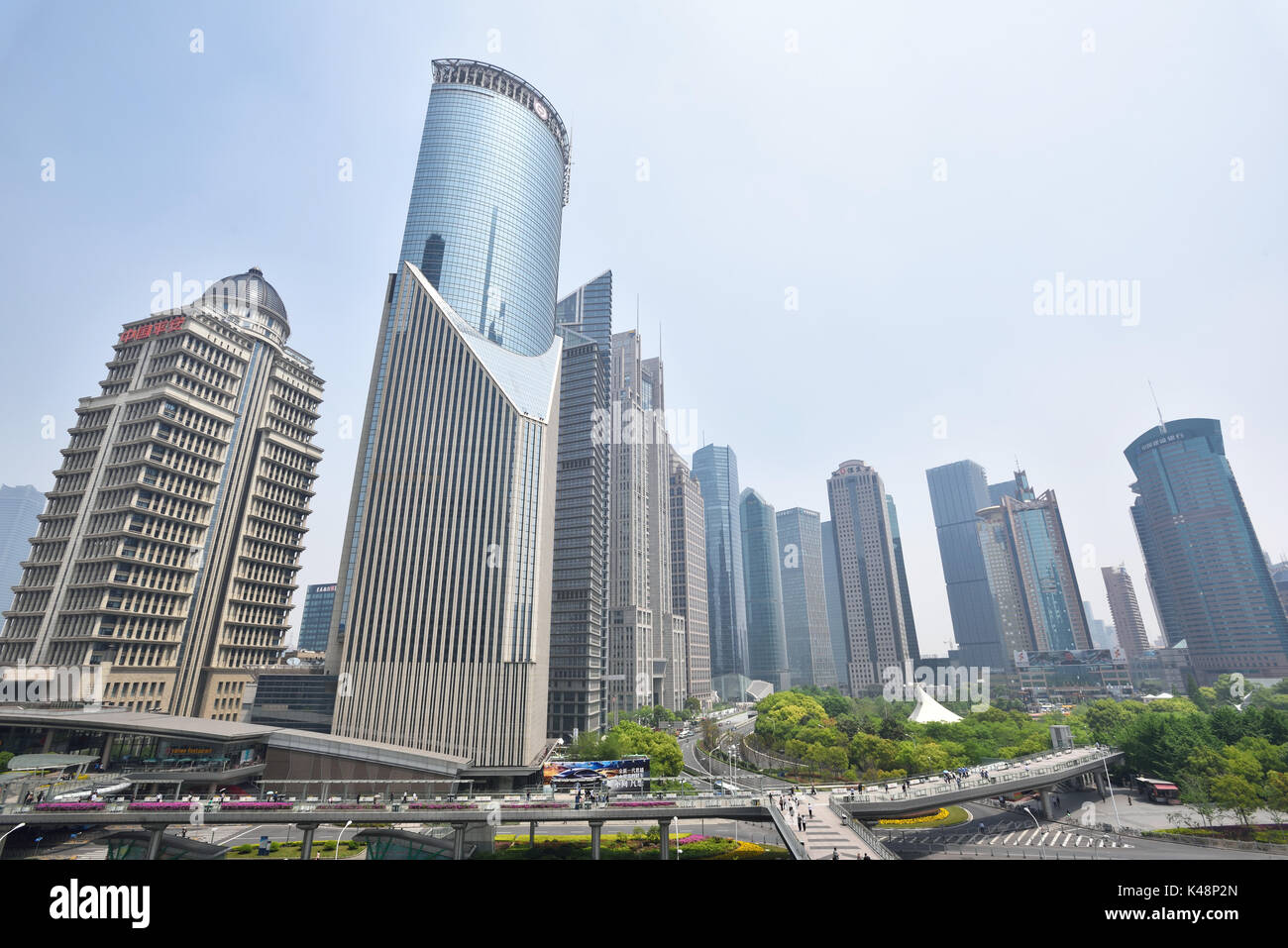 Shanghai, China - Apr 22,2016: Shanghai Wolkenkratzer Landschaft im Finanzviertel Lujiazui, Shanghai, China. Stockfoto
