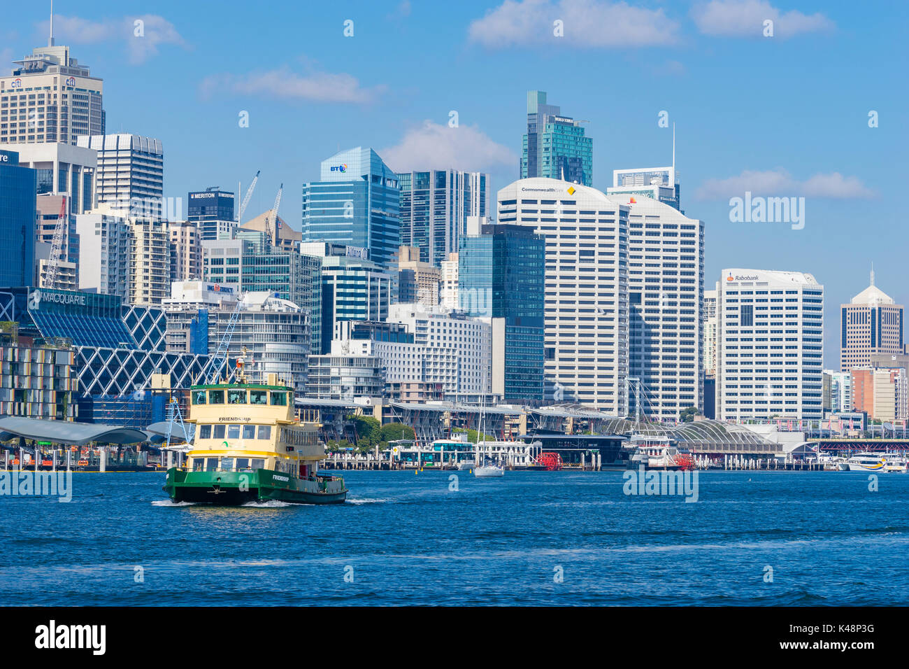 Sydney, Australien - 11. Mai 2017: Fähre in Darling Harbour in Sydney. Es ist ein beliebtes Reiseziel in der Nähe zum Stadtzentrum von Sydney. Stockfoto