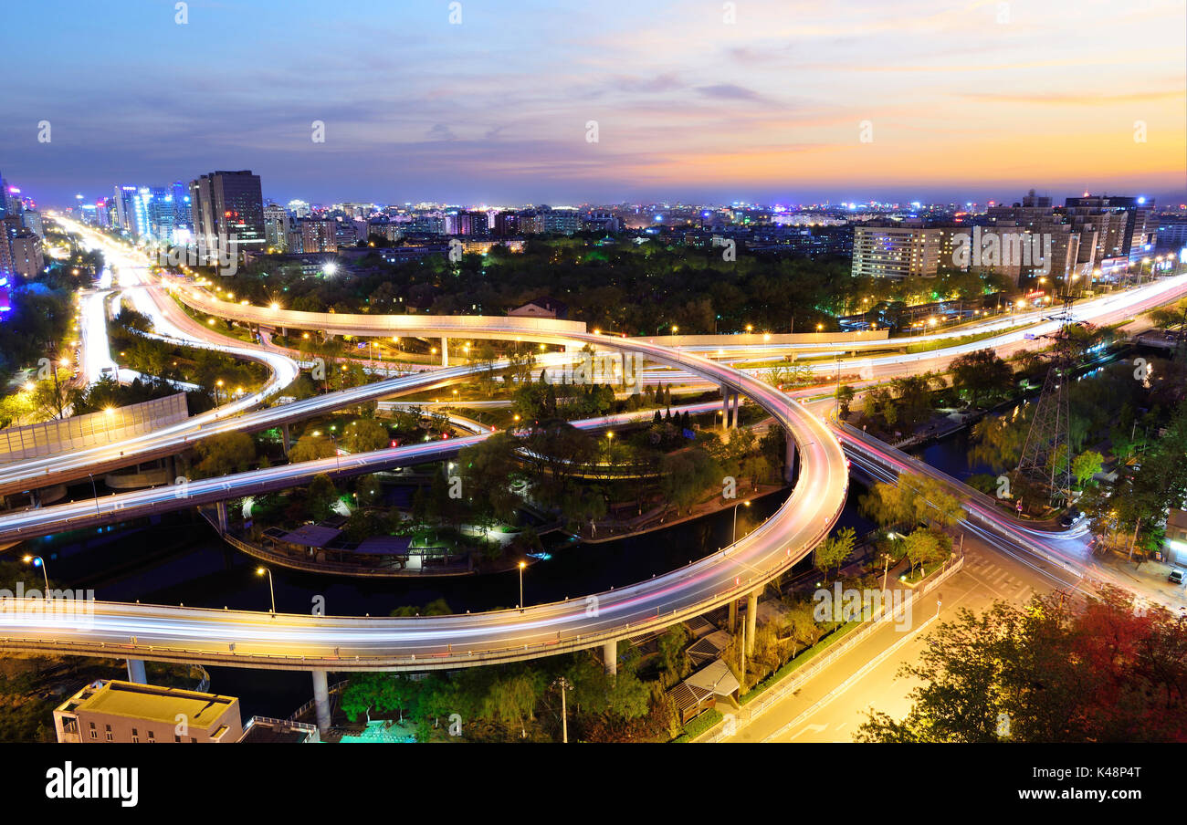 Der Dongzhimen Norden Überführung in der Nacht in Peking, China. Stockfoto