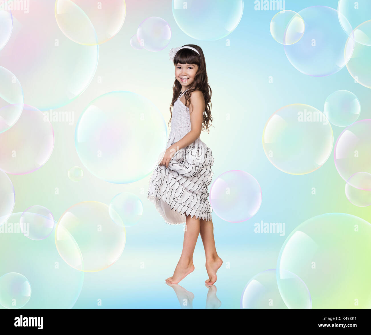 Kleines Mädchen mit grossen Seifenblasen. Stockfoto