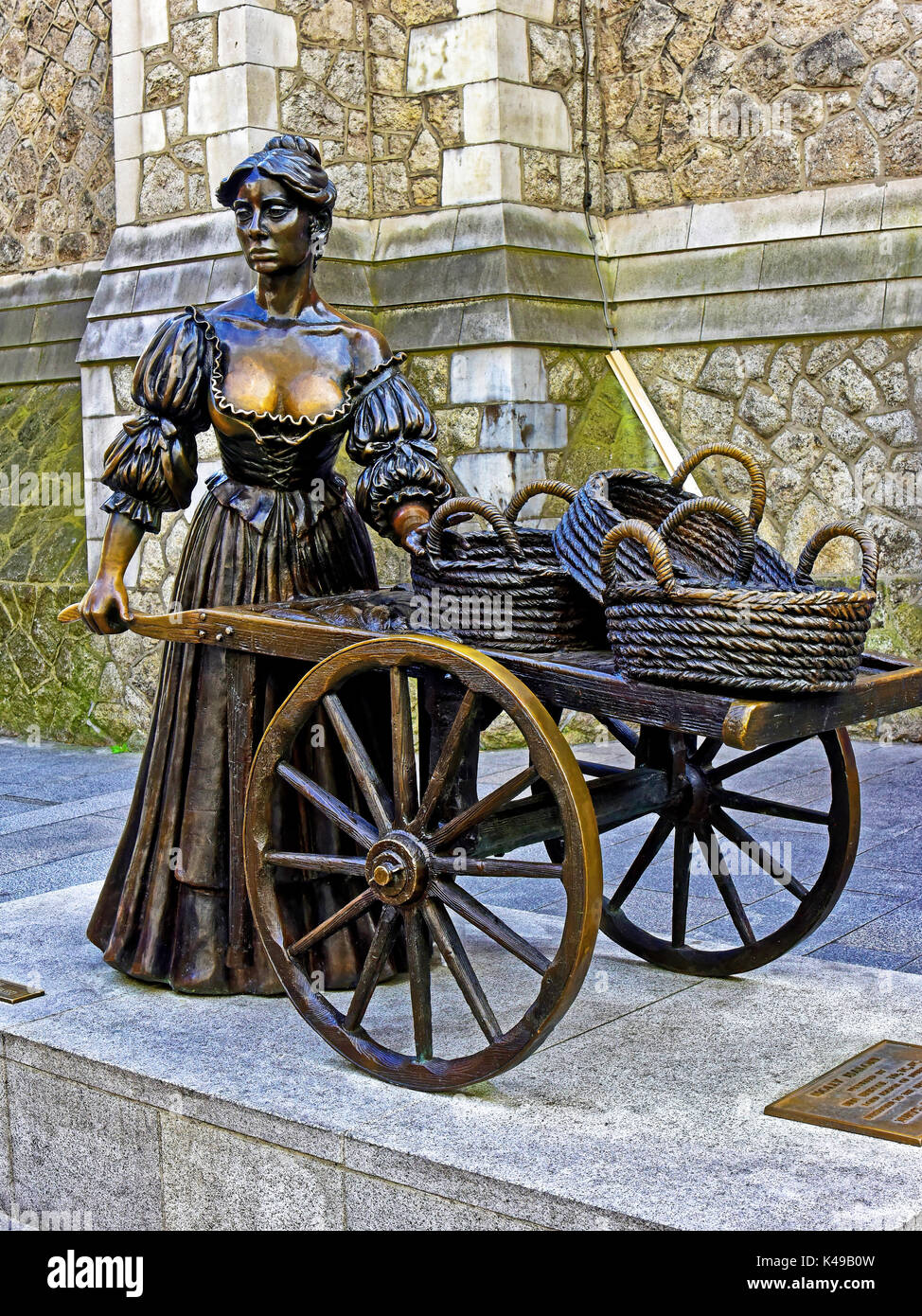 Dublin Irland Messing Statue von Molly Malone Herzmuscheln und Miesmuscheln, Verkäufer Stockfoto