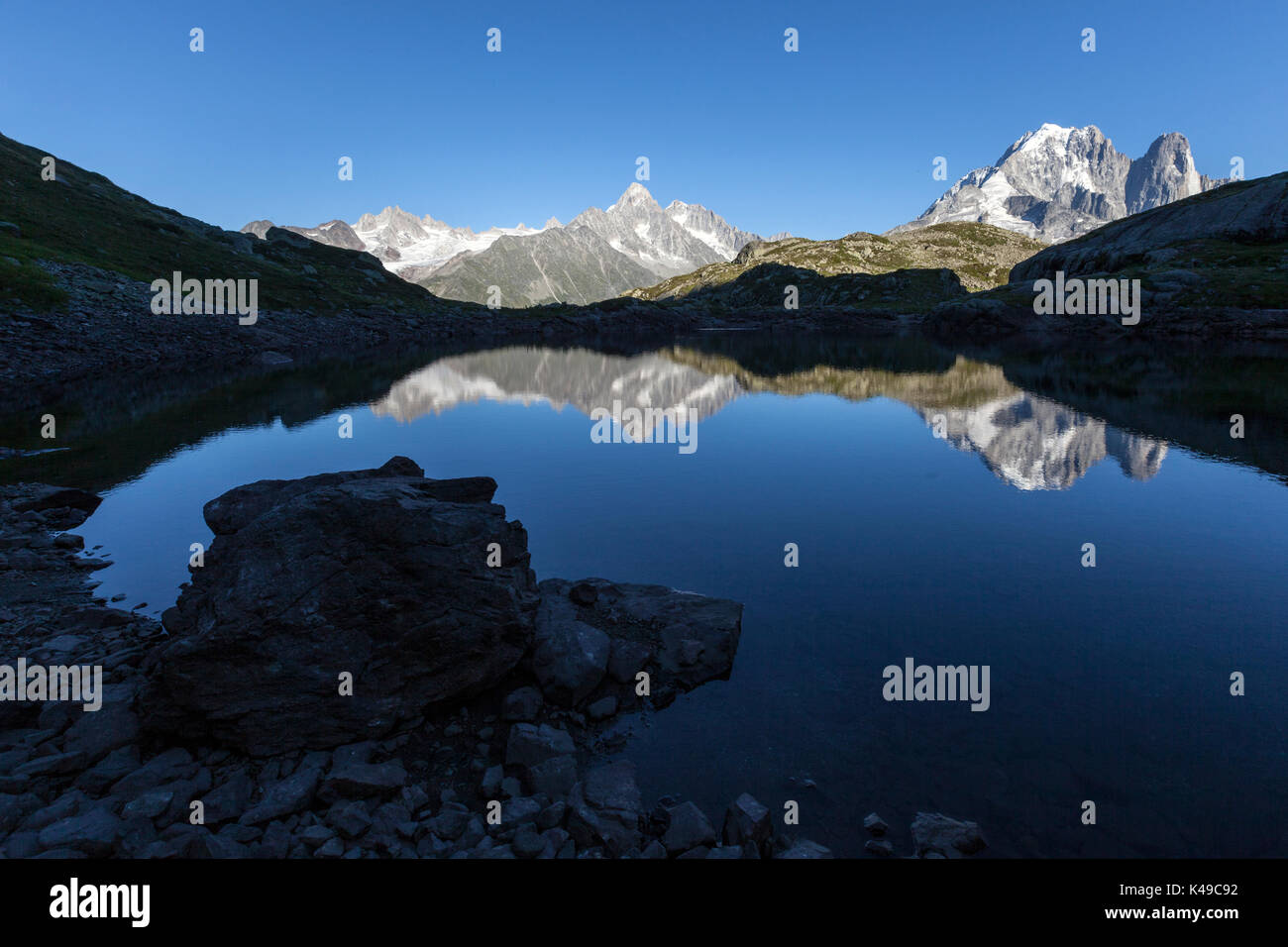 Aiguille Verte Les Drus Aiguille du Chardonnet Monte Bianco. Lac Cheserys. Haute Savoie Frankreich Stockfoto