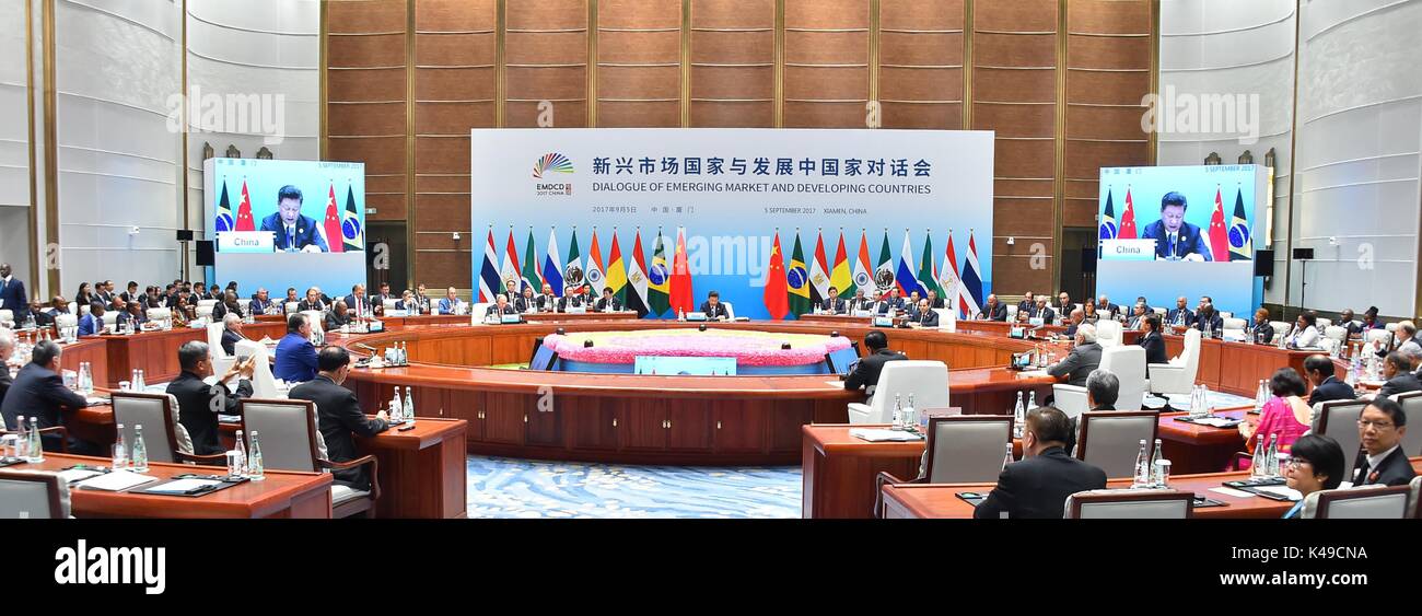 Xiamen, China - 5. September 2017 - der ägyptische Präsident Sisi und der chinesische Präsident Xi Jinping an der BRICS-Gipfel konferenz der 'Dialog der Schwellen- und Entwicklungsländer' zu sprechen. Die neunte Ausgabe der BRICS-Gipfel steht das Thema "Verstärkte Parternership für eine bessere Zukunft zentriert. Dieses Jahr Gast Nationen Ägypten, Kenia, Tadschikistan, Mexiko und Thailand wird die Gruppierung im Rahmen einer "BRIC Plus"-Ansatz. (Pool Foto) Stockfoto