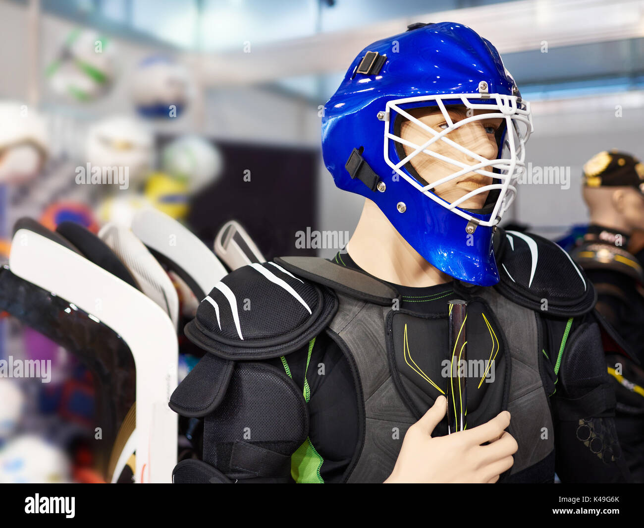 Mannequin im Hockey Ausrüstung im Sport Shop Stockfoto