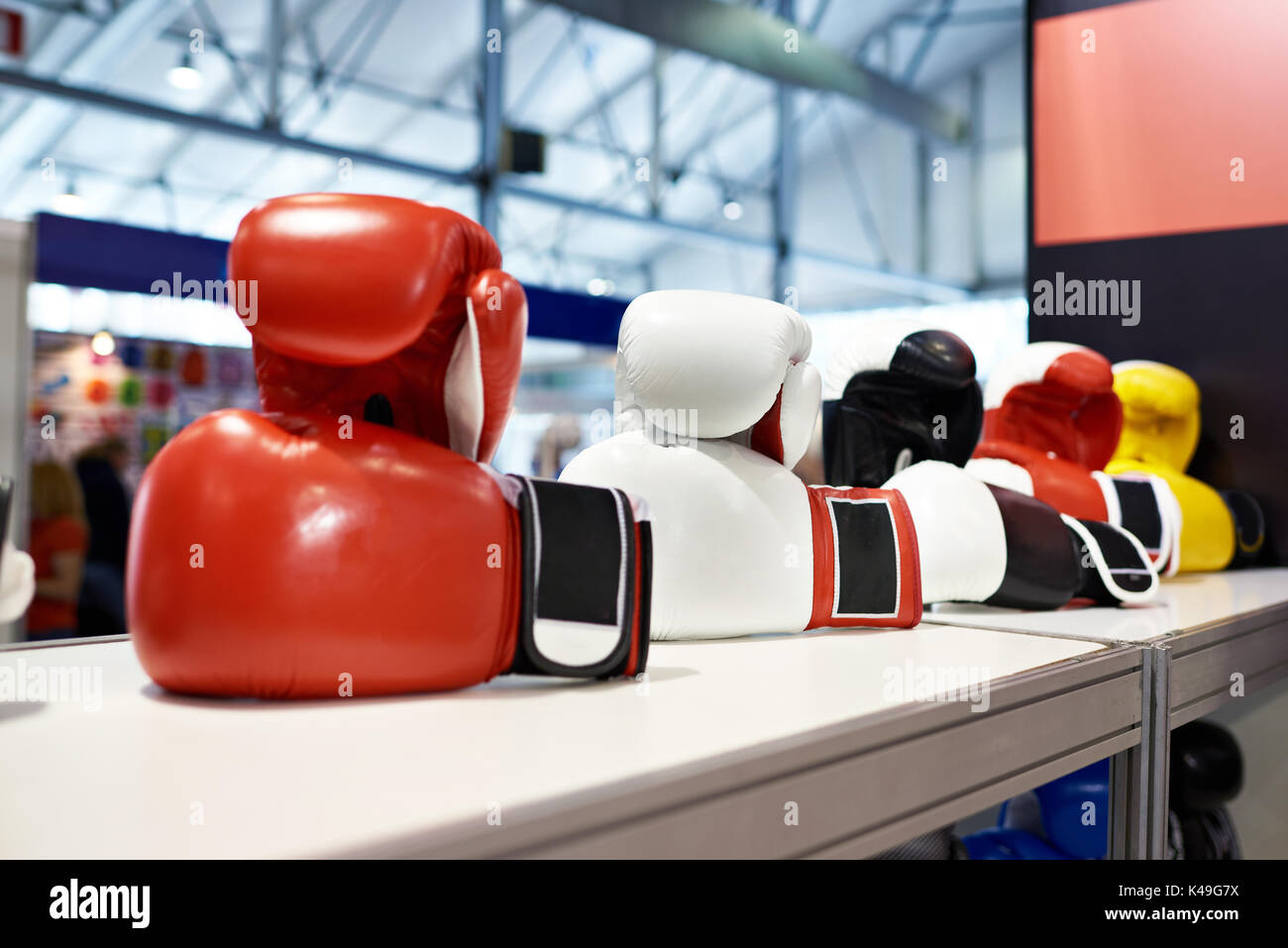 Boxhandschuhe auf Lager Regal Stockfoto