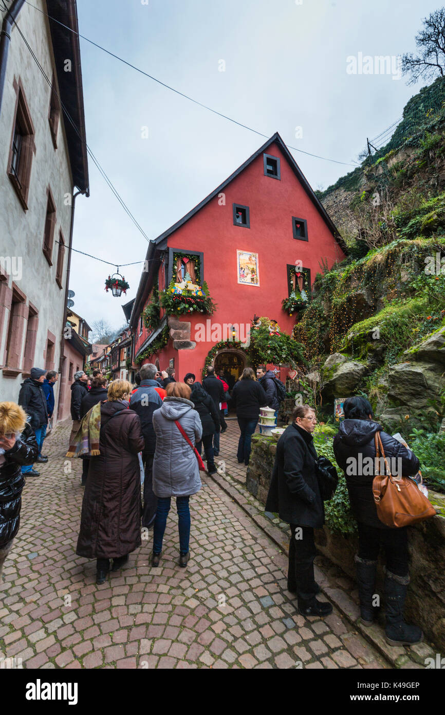 Touristen in die mittelalterliche Altstadt von Crhristmas Ornamente Kaysersberg Haut-Rhin Alsace Frankreich Europa angereichert Stockfoto