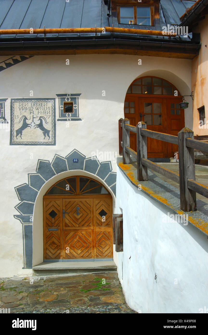 Fassade eines typischen Engadiner Haus geschmückt mit Sgraffito Ornamente, Guarda, Engadin, Schweiz Stockfoto
