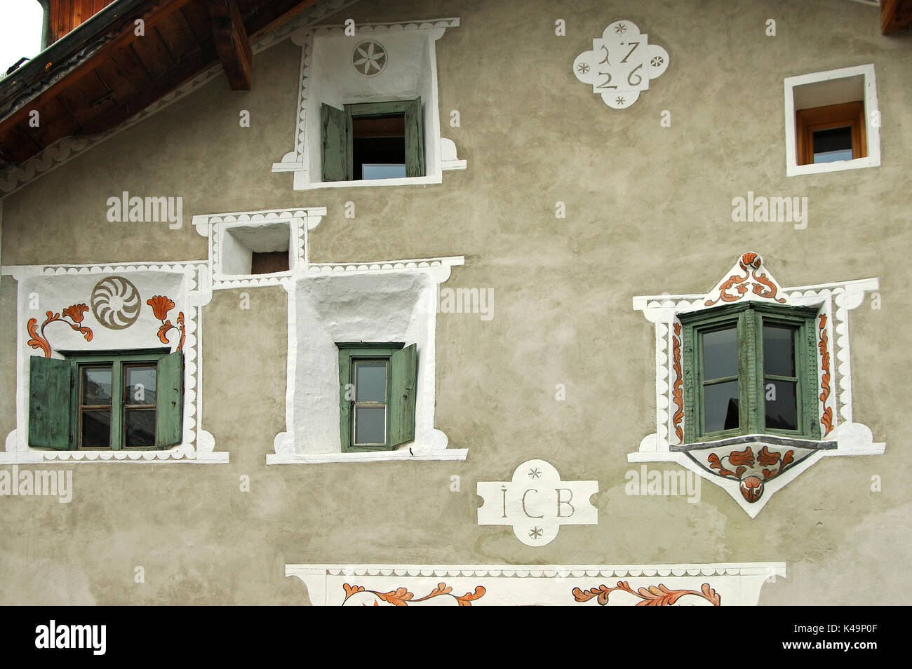 Windows eines typischen Engadiner Haus, Scuol, Engadin, Graubünden, Schweiz Stockfoto