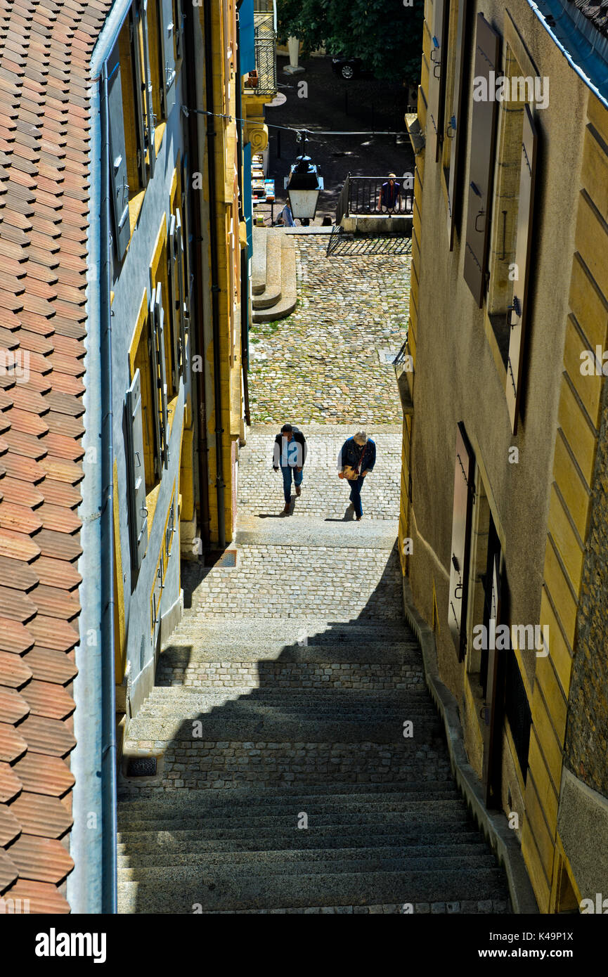 Enge Gasse in der malerischen Altstadt von Neuchatel, Schweiz Stockfoto