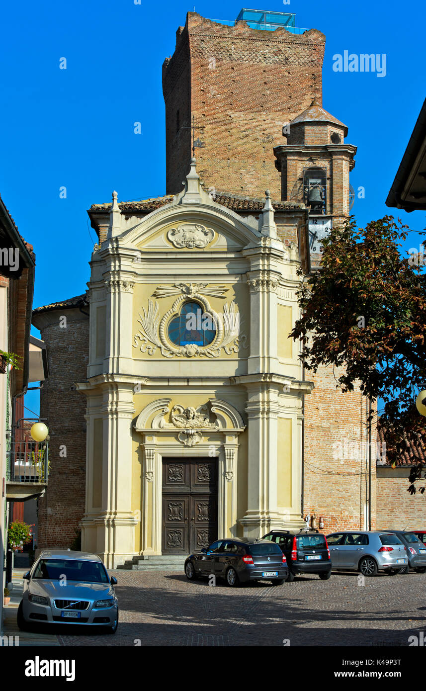 Die Kirche San Giovanni Battista und die mittelalterlichen Wachturm, Barbaresco, Italien Stockfoto