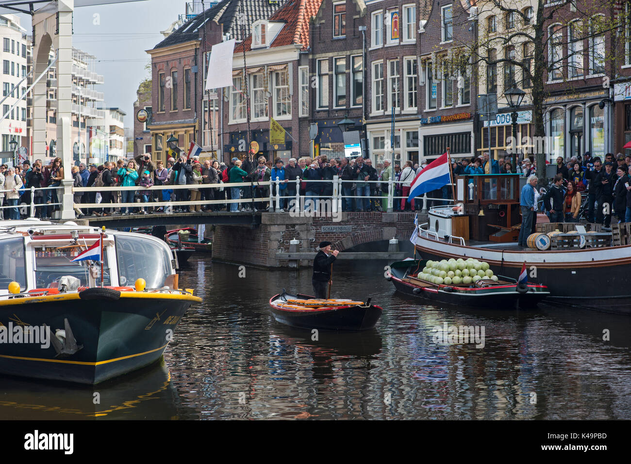 Massen von Touristen während der Käsemarkt in Alkmaar, Niederlande Stockfoto