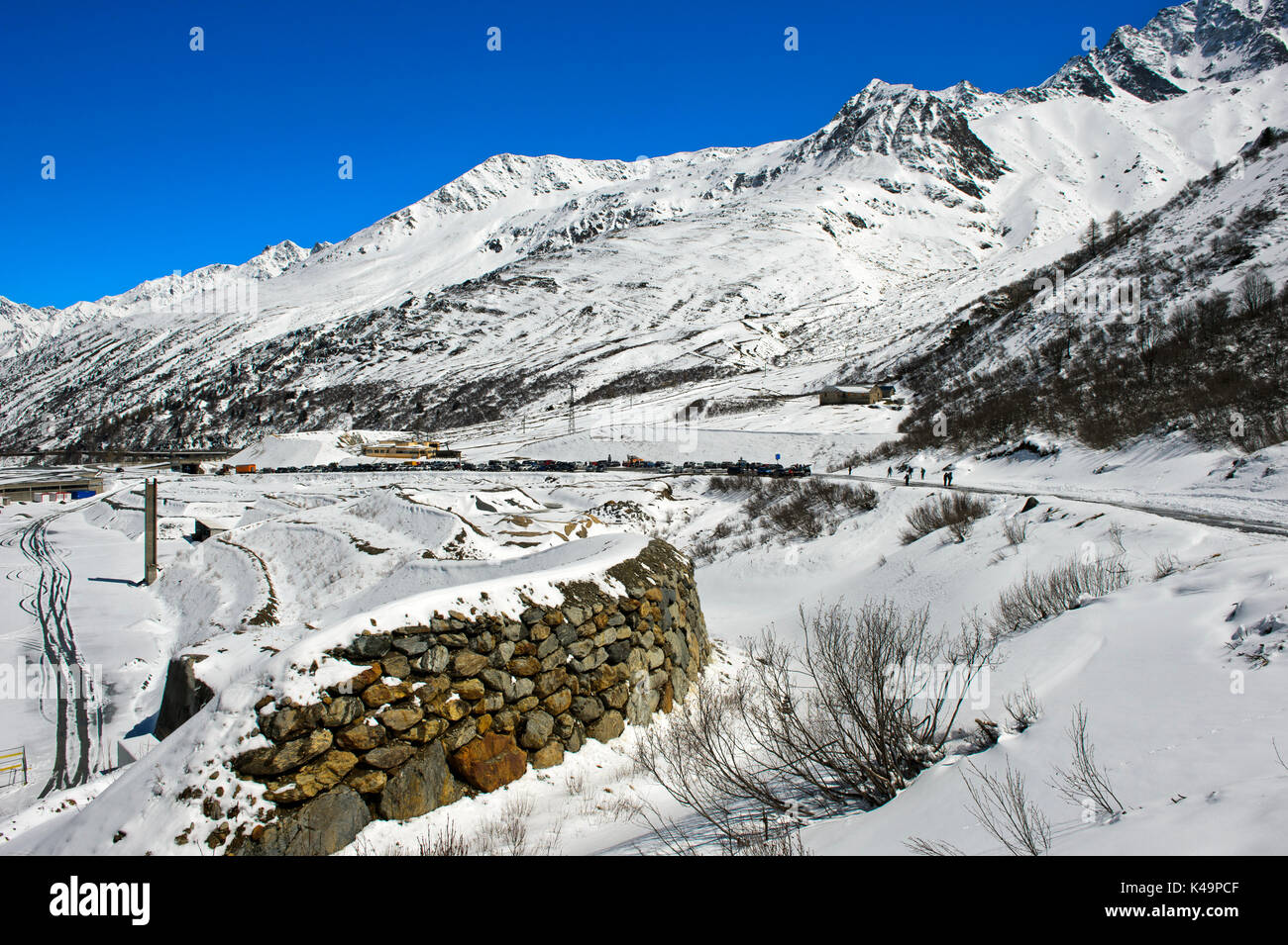 Avalance Schutz Wand für den Tunnel Installationen und der Schaltwarte des Großen St. Bernhard Tunnel, Bourg-Saint-Pierre, Wallis, Schweiz Stockfoto