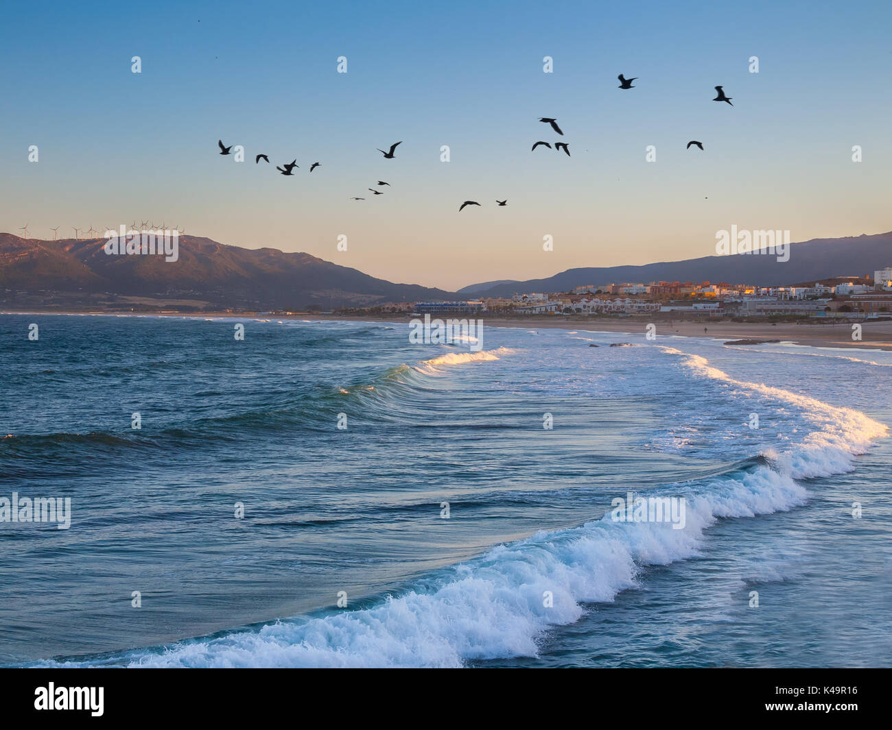Morgendämmerung Am Strand Los Lances, Tarifa, Andalusien, Spanien, Europa. Tarifa ist die südlichste Stadt Europas UND EIN beliebtes Touristenziel Stockfoto