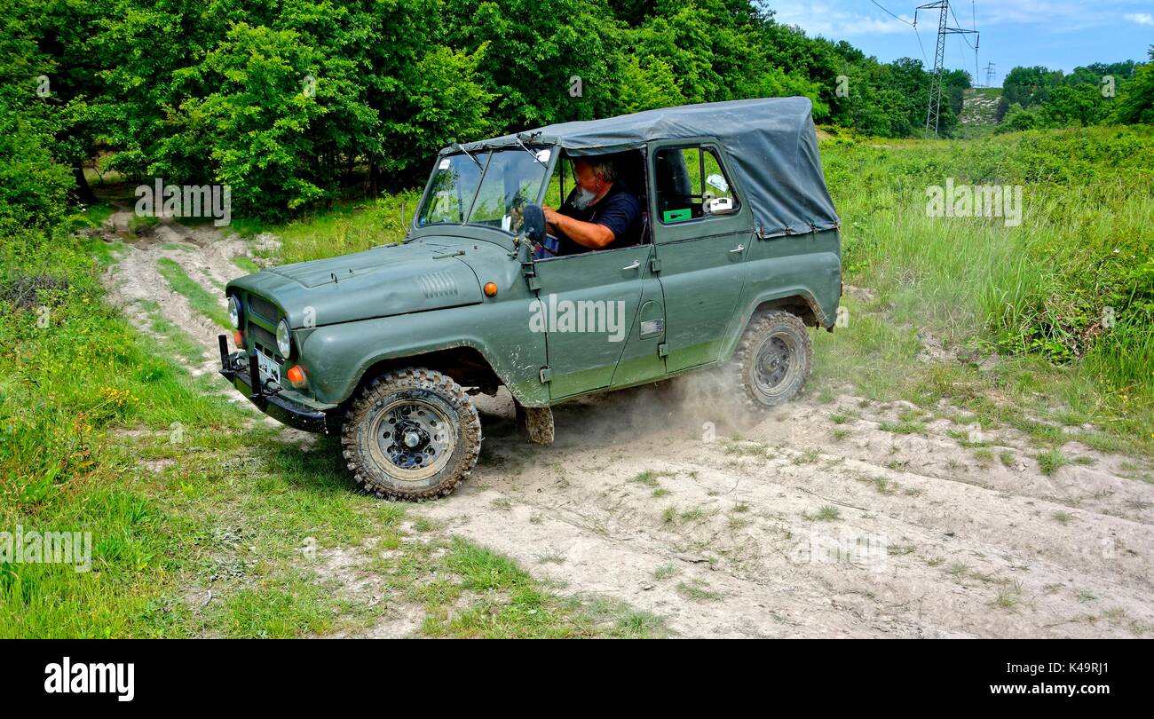 Russischen Jeep Uaz 469 beim Einschalten auf unbefestigte Straße Stockfoto