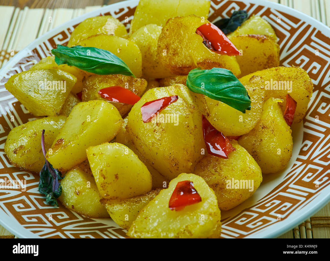 Aloo jerra-indischen Reisgericht mit sautierten Kartoffeln mit Kümmel und grüne Chilis, in der Nähe Stockfoto