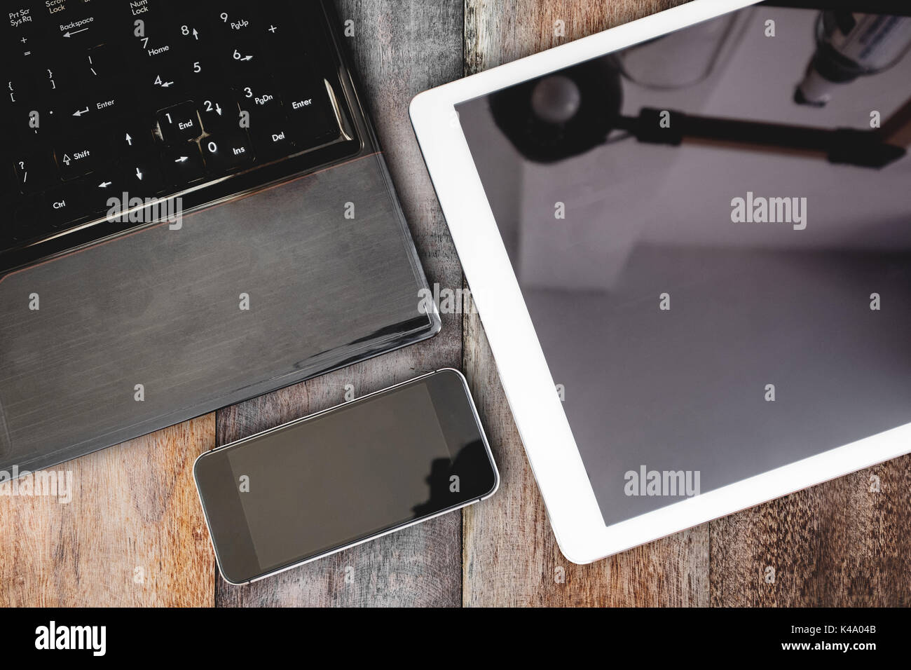 Gruppe der modernen elektronischen Geräte, Computer, Laptops, digitale Tablet- und Smart Phone auf hölzernen Tisch Stockfoto