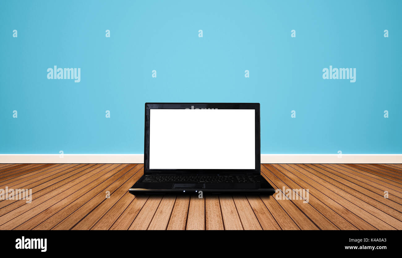 Computer Laptop mit Leeren leeren weißen Bildschirm, auf Holzboden mit blauen Wand. Beschneidungspfade auf dem Bildschirm Stockfoto