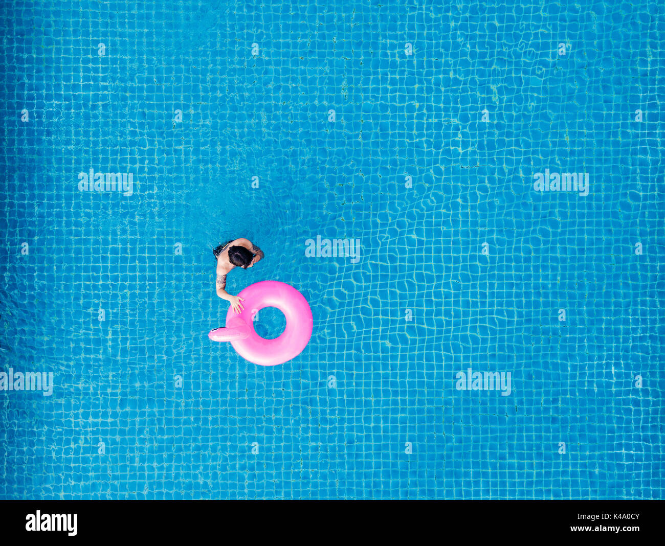 Luftaufnahme, einen Mann, in Schwimmbad im Sommer Stockfoto