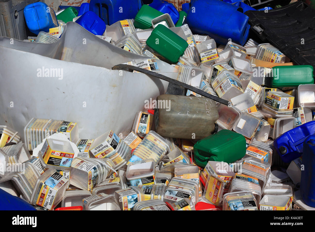 Plastikmüll, Kunststoff Boxen für das Recycling in einem Recyclingunternehmen, Plastikabfall, Plastikboxen zum Recycling gelagert in einem Recyclingb Stockfoto