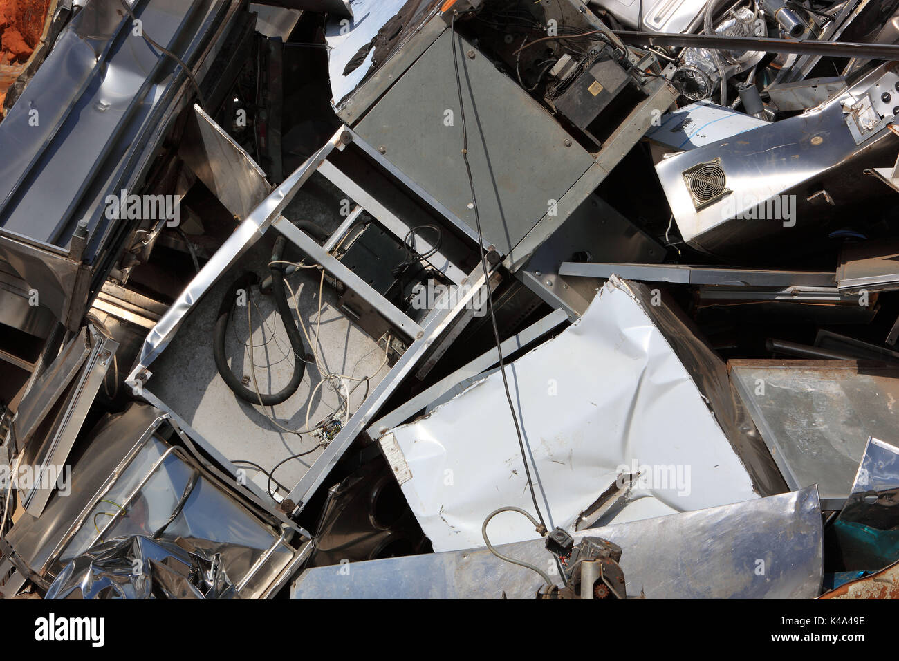 Metall Müll kommerzieller Art auf ein Altmetall Deponie in einem Recyclingunternehmen, Metallabfaelle gewerblicher Art auf einer Schrotthalde in R Stockfoto