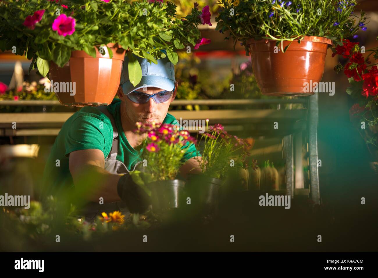 Blumen Shop Besitzer. Kaukasische Blumengeschäft und seinen Garten. Stockfoto