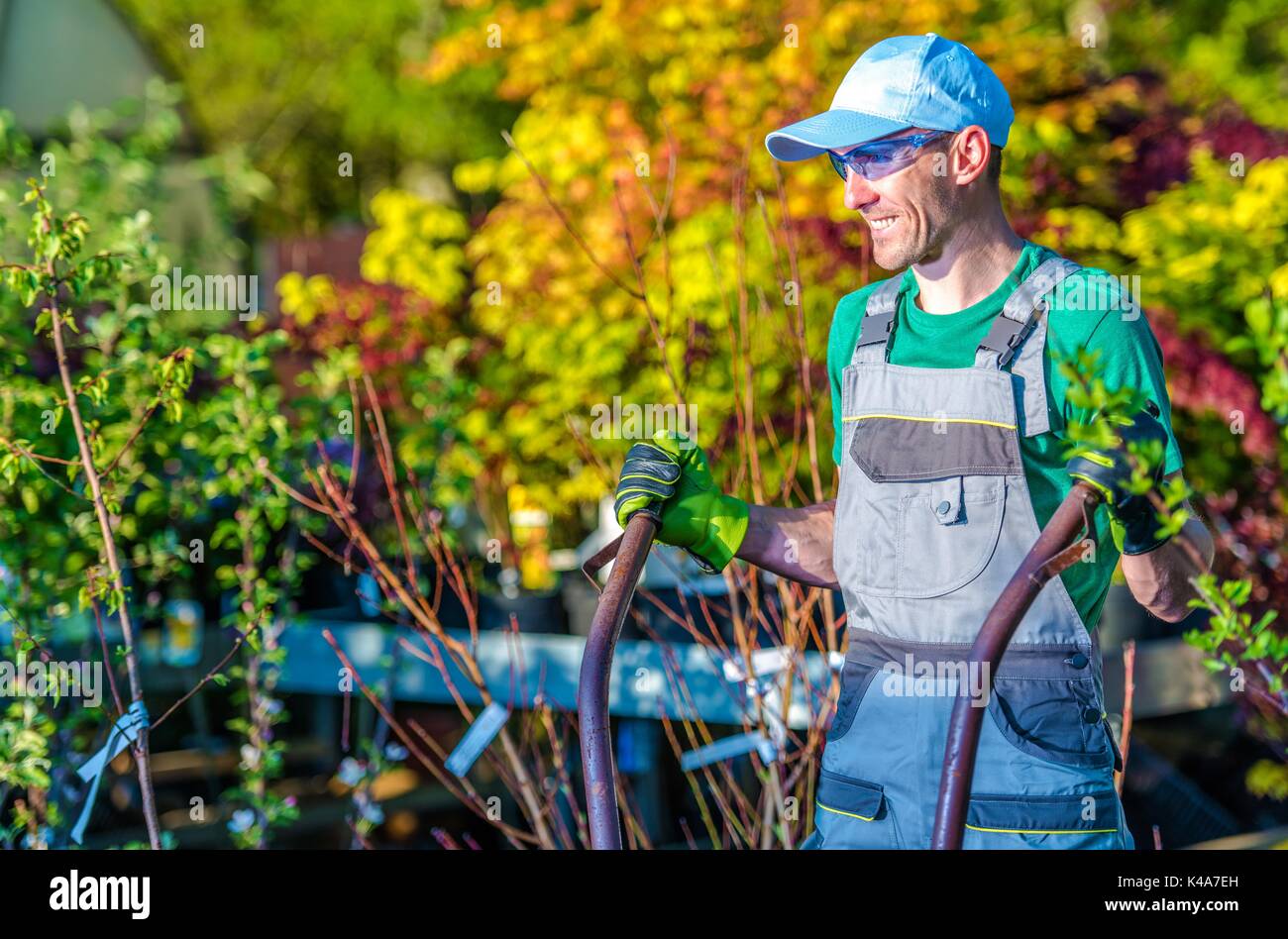 Happy Landschaftsgestaltung Arbeiter. Kaukasische Gärtner in eine gute Stimmung. Stockfoto