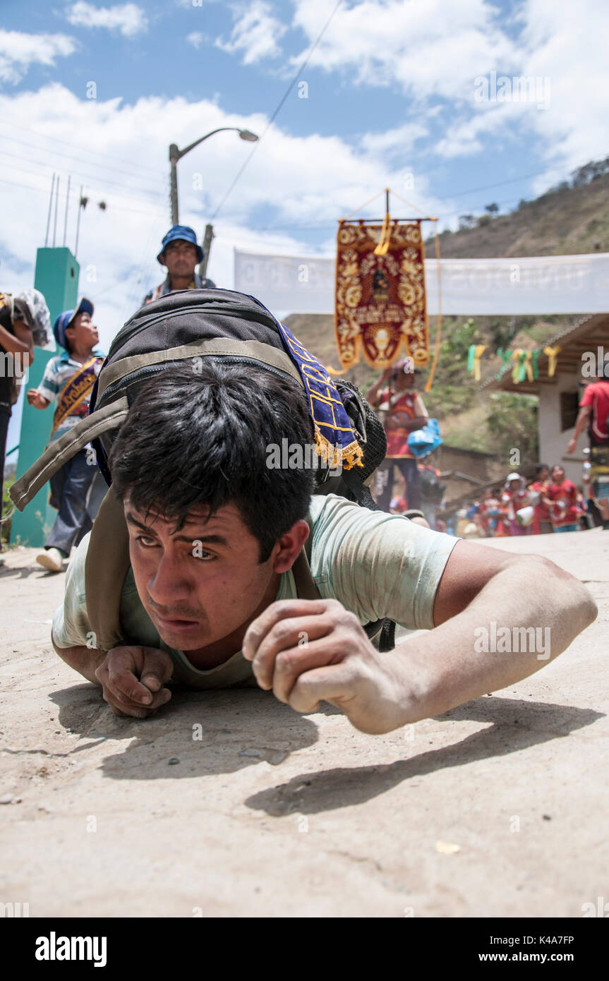 Ein Pilger, der Buße tut für das Fest des 'Cristo Cautivo de Ayabaca' (Montero, Peru). Stockfoto