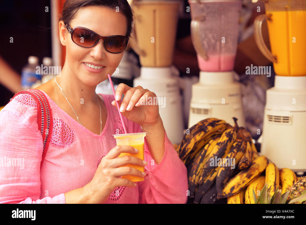 junge Frau trinkt Stockfoto