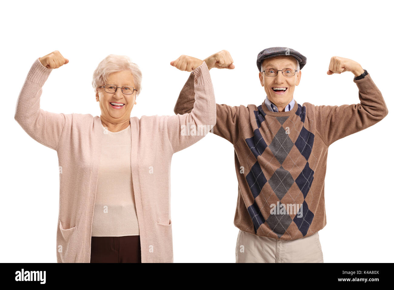 Freudige seniors Biegen ihren Bizeps, und wenn man die Kamera auf weißem Hintergrund Stockfoto