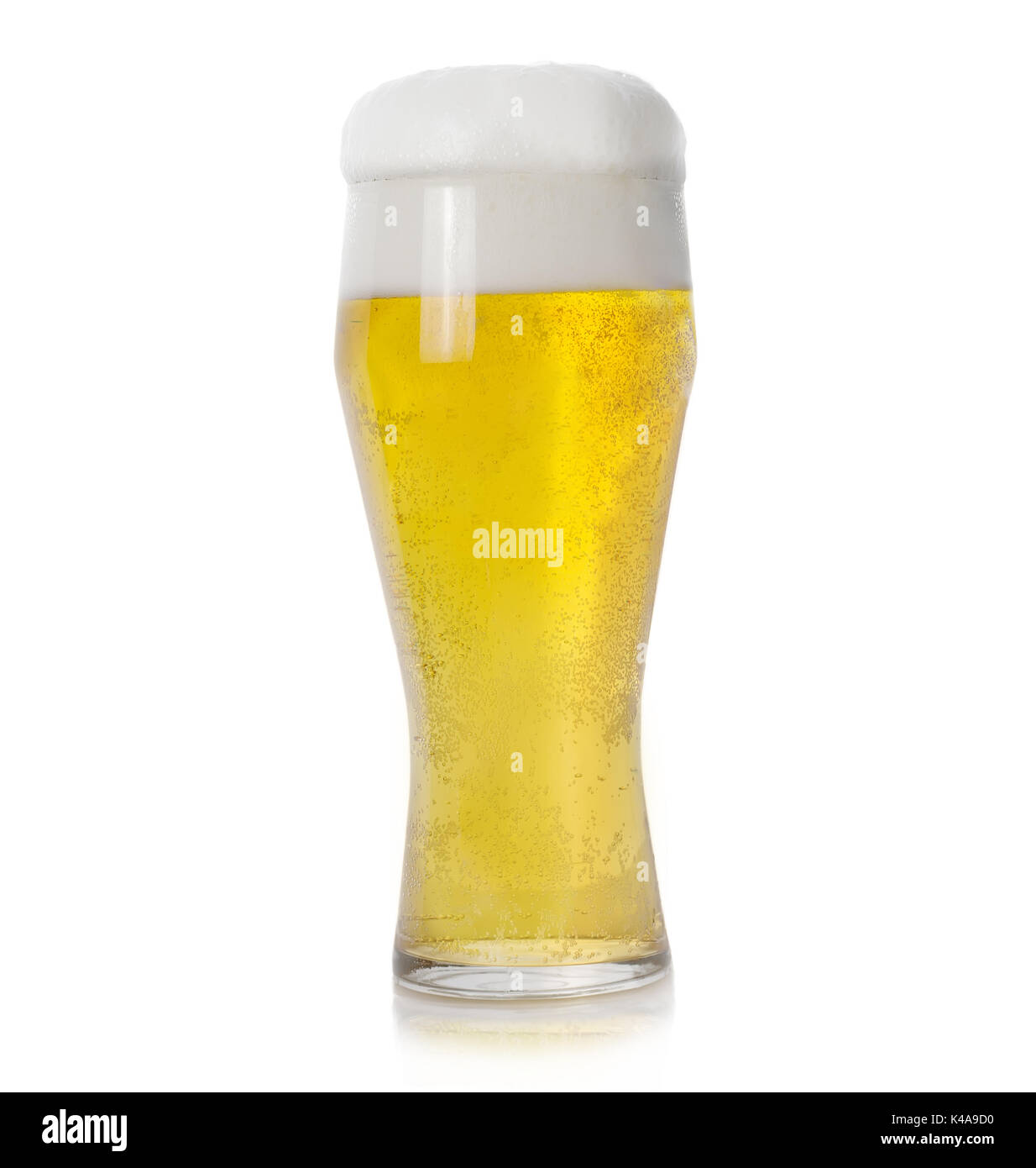 Schaumige helles Bier mit Blasen auf weißem Hintergrund Stockfoto