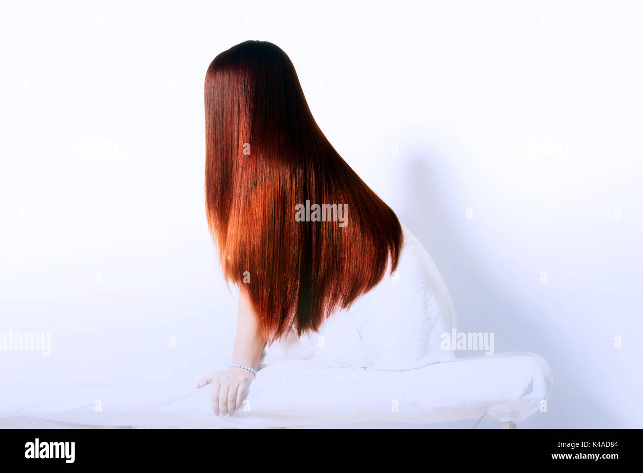 Mädchen mit schönen langen glänzenden Brünette Farbe Haarbehandlung. Lange  luxuriöse Haare. Beauty-Aufnahme einer Frau mit luxuriösen langen Haaren.  Haarprodukte Stockfotografie - Alamy