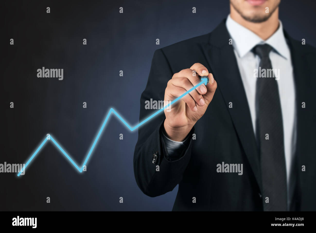 Geschäftsmann Handzeichnung virtuellen Diagramm Geschäft auf Touchscreen-computer Stockfoto