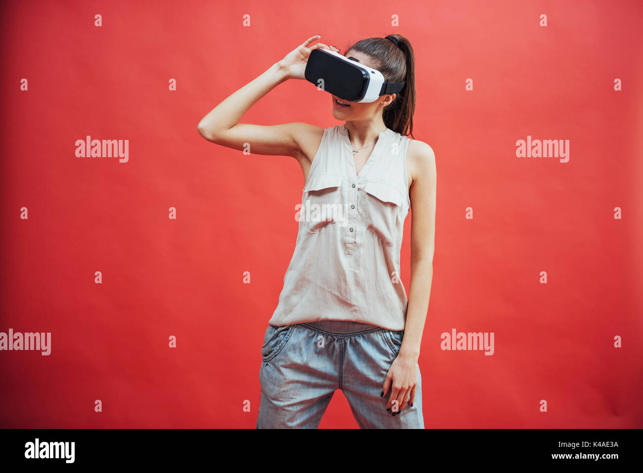 Portrait von Glücklich lächelnde junge schöne Mädchen, Gain mit VR-Headset virtual reality Brillen, isoliert Stockfoto